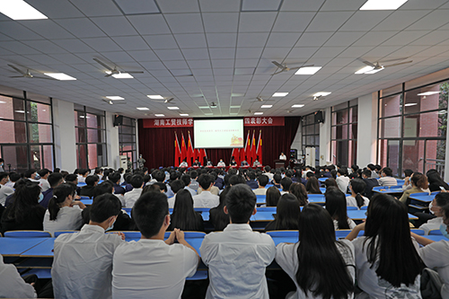 MK体育·(国际)官方网站举行庆祝建团100周年暨“五四”表彰大会