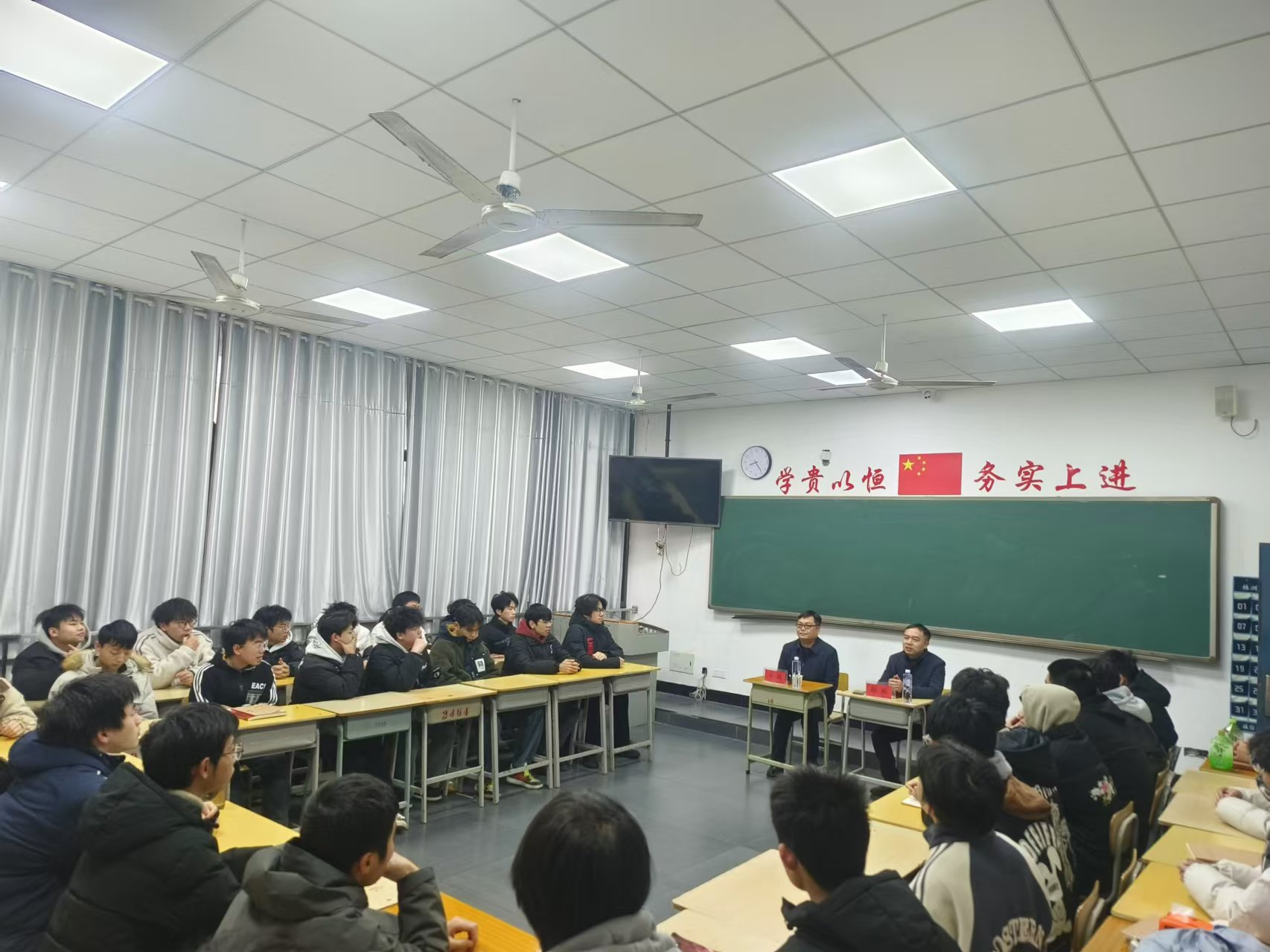 MK体育·(国际)官方网站党委委员、副院长王斌到数模技师2401班交流座谈