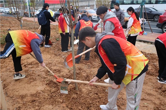 “我在株洲有棵树”—MK体育·(国际)官方网站团委组织开展学雷锋活动月之植树活动