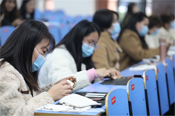 喜迎元旦，趣探非遗--MK体育·(国际)官方网站开展女教职工“与传统文化同行 遗绽芳华”非遗体验活动
