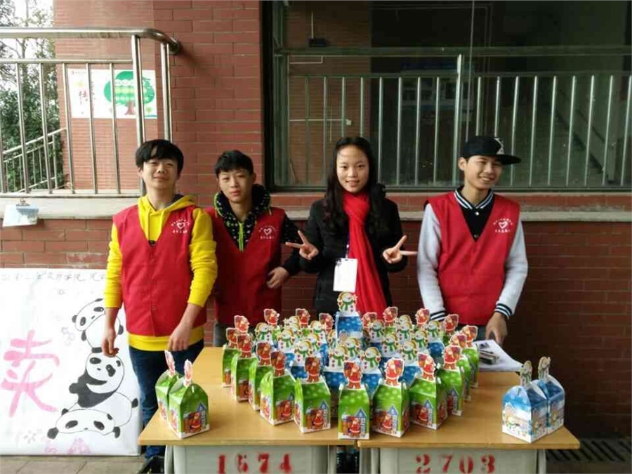 “苹果传递爱心，义卖接力希望” ——MK体育·(国际)官方网站青协举行苹果义卖募捐活动