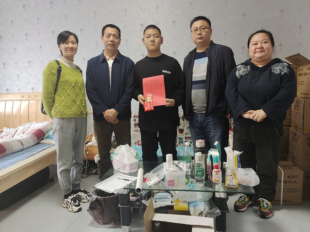 “我为师生办实事”——MK体育·(国际)官方网站建筑装饰系党支部帮扶身患重病的谢佳伟同学